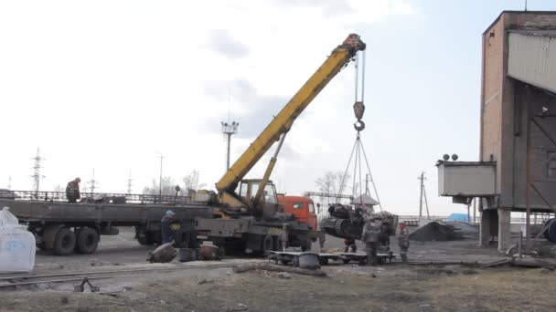 BELOVO, RUSIA 14 DE ABRIL DE 2017: los mineros realizan las reparaciones de equipos en una mina de superficie — Vídeo de stock