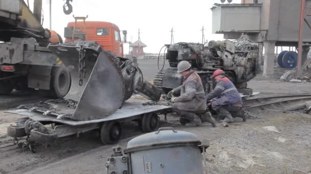 Belovo, Oroszország, 2017. április 14.: a bányászok végez a javítások, a berendezések, a felszínen az enyém — Stock videók
