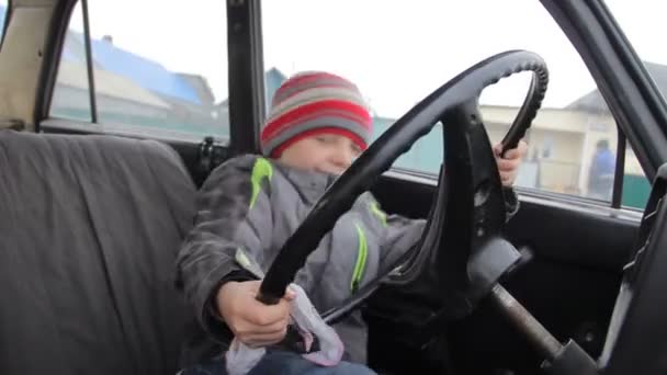 Village children play in the salon of an old car in Russia — Stock Video