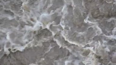 Hızlı Akış ve nehir su köpüren.