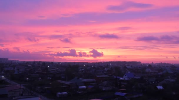 Panorama einer Provinzstadt bei Sonnenuntergang — Stockvideo