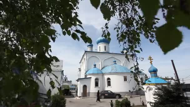 BELOVO, RÚSSIA 24 de maio de 2017: Panorama da Igreja Ortodoxa — Vídeo de Stock