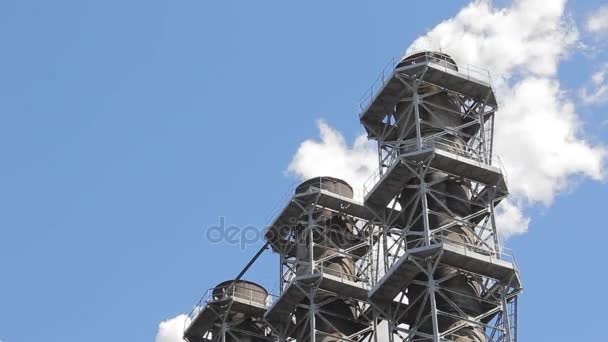 White smoke comes from the factory pipes against the blue sky — Stock Video