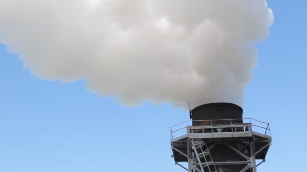Fabrika borular mavi gökyüzü beyaz duman geliyor — Stok video