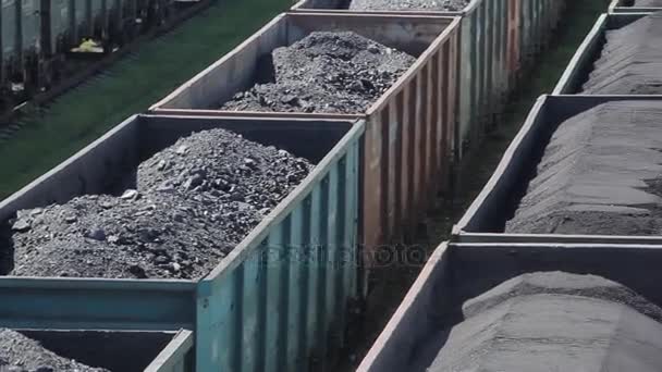 Carri di carbone sui binari ferroviari — Video Stock