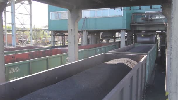 철도 트랙에 석탄 마차 — 비디오