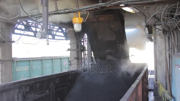 Načítání uhlí ve vagonech vlaku. — Stock video