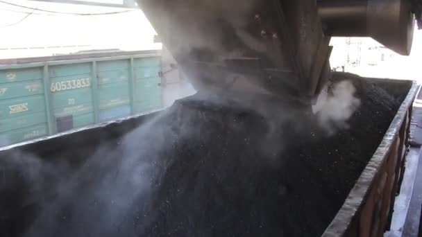 Loading of coal in coaches of the train. — Stock Video