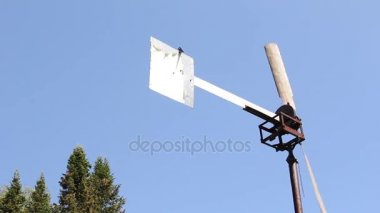 Sibirya suya karşı mavi gökyüzü pompalanır yel değirmeni.