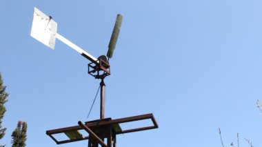 Sibirya suya karşı mavi gökyüzü pompalanır yel değirmeni.