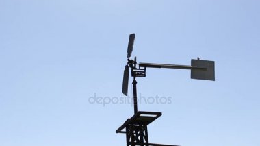 Sibirya suya karşı mavi gökyüzü pompalanır yel değirmeni.