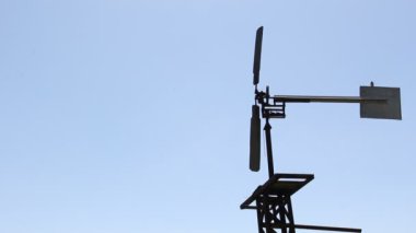 Sibirya suya karşı mavi gökyüzü pompalanır yel değirmeni.