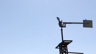 Sibirya suya karşı mavi gökyüzü pompalanır yel değirmeni.