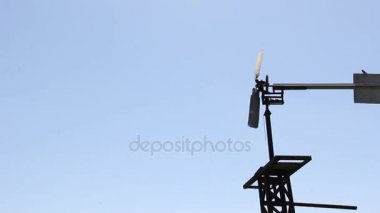 Sibirya suya karşı mavi gökyüzü pompalanır yel değirmeni.