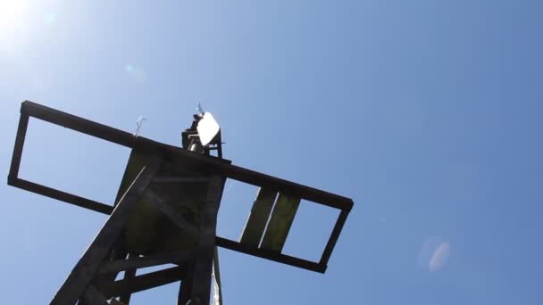 Ветряная мельница качала воду в Сибири против голубого неба . — стоковое видео