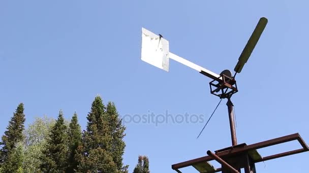 Le moulin à vent pompait l'eau en Sibérie contre le ciel bleu . — Video