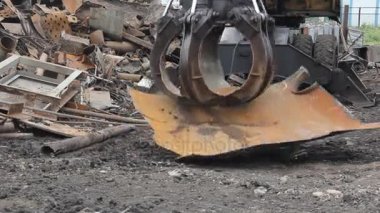 Sıralama ve hurda metalden yükleme.