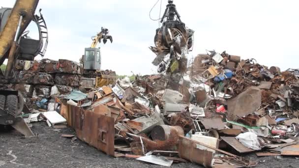 排序和加载的废金属. — 图库视频影像