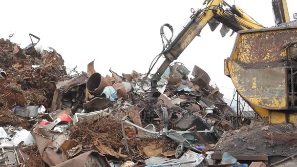 Sorting and loading of scrap metal. — Stock Video