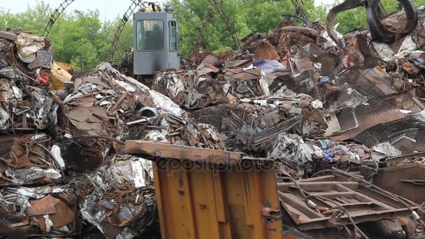 排序和加载的废金属. — 图库视频影像