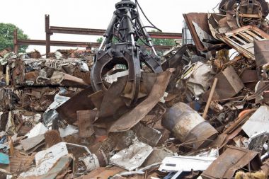 Sıralama ve hurda metalden yükleme.