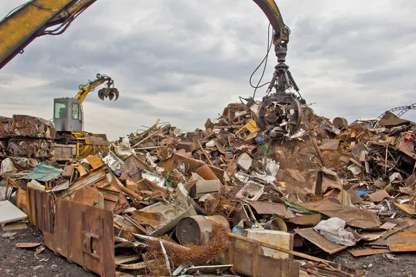 Sıralama ve hurda metalden yükleme.