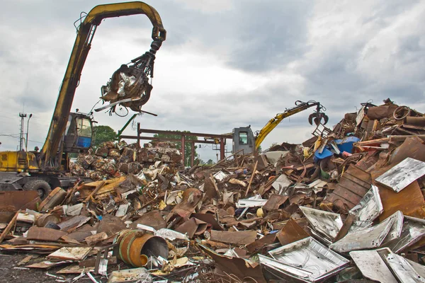 Sıralama ve hurda metalden yükleme.