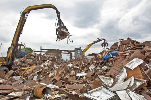 Sıralama ve hurda metalden yükleme.