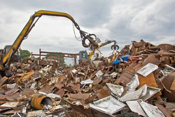 Sıralama ve hurda metalden yükleme.