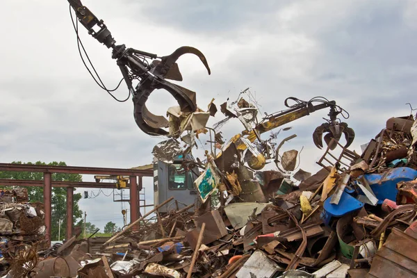 Sıralama ve hurda metalden yükleme.