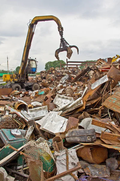 Sıralama ve hurda metalden yükleme.