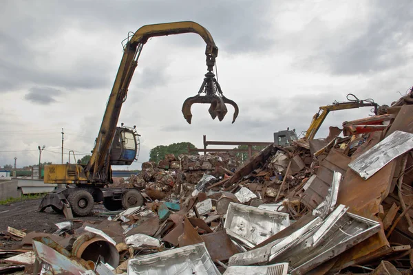 Sortierung und Verladung von Altmetall. — Stockfoto