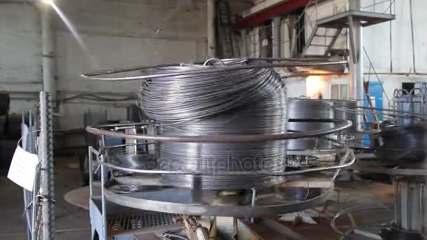 A máquina produz malha de metal — Vídeo de Stock