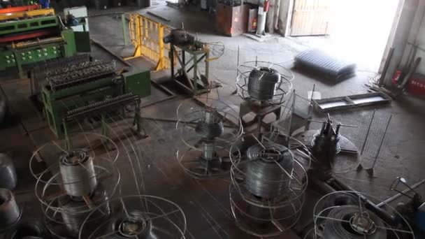 A máquina produz malha de metal — Vídeo de Stock