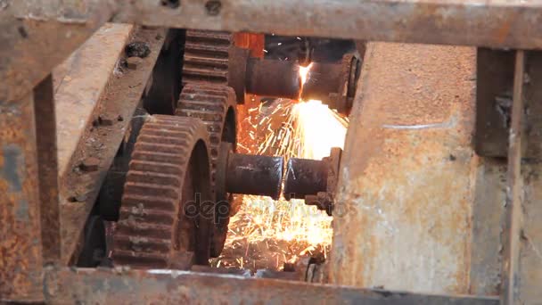 Arbeiter schneiden Metall mit einer Flamme, Stahl brennt und macht Löcher — Stockvideo