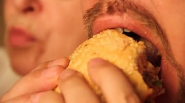 bir erkek ve bir kadın hamburger yeme yakın çekim