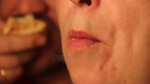 男とハンバーガーを食べる女性のクローズ アップ — ストック動画