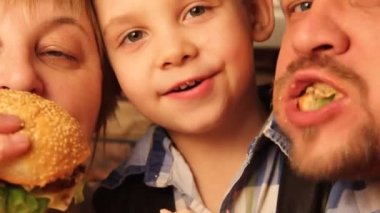 Hamburger yeme bir aile Close-Up