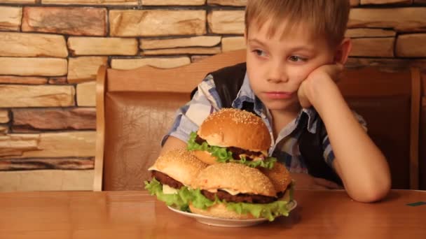 Крупный План Мальчика Поедающего Гамбургеры — стоковое видео