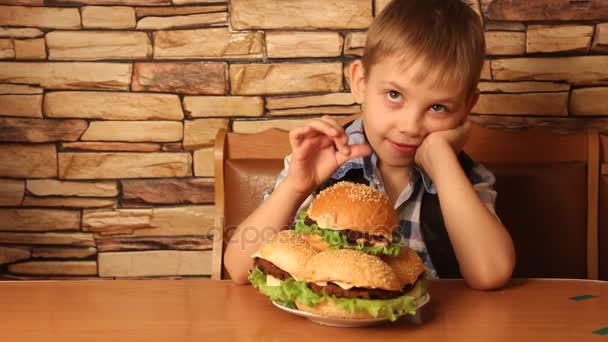 Γκρο Πλαν Αγόρι Τρώει Χάμπουργκερ — Αρχείο Βίντεο