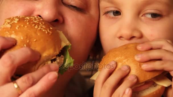 Bliska Rodzina Jedzenie Hamburgerów — Wideo stockowe