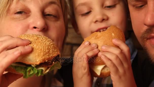 Close Family Eating Hamburgers — Stock Video