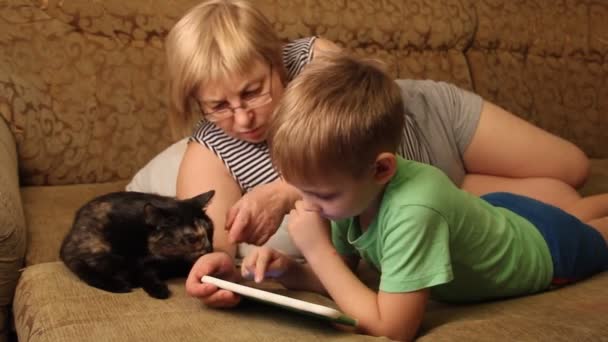 Uma Mulher Com Filho Lendo Livro Deitado Sofá — Vídeo de Stock
