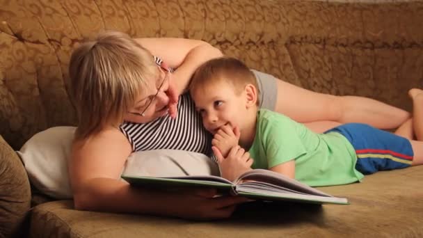 Žena Dítětem Čtení Knihy Ležet Gauči — Stock video