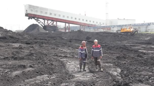 Mineros Contra Fondo Mina Verano — Vídeos de Stock