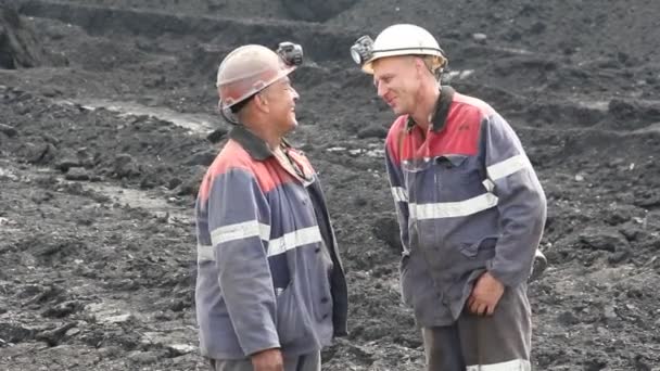 Mineros Contra Fondo Mina Verano — Vídeo de stock