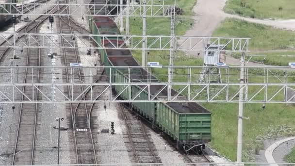 Kohlewagen Auf Bahngleisen — Stockvideo