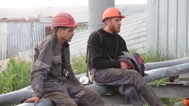 Górnicy Iść Pracy Tle Kopalni Lecie — Wideo stockowe