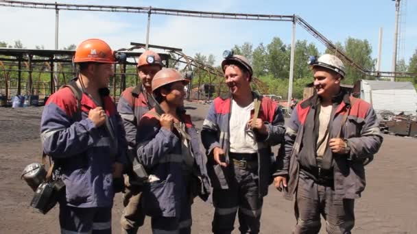 Bergleute Vor Dem Hintergrund Des Bergwerks Sommer — Stockvideo