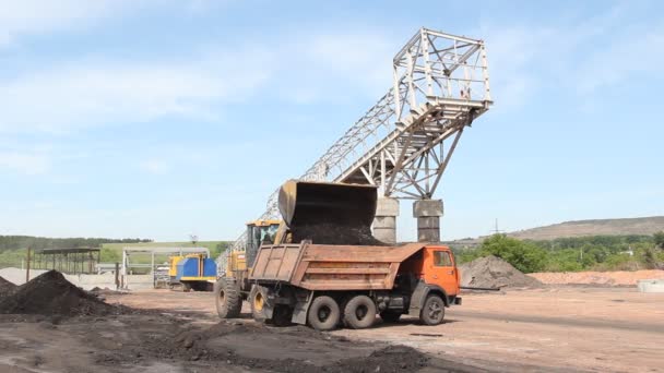 Truck Met Kolen Bulldozer Kolen Een Vrachtwagen Geladen — Stockvideo